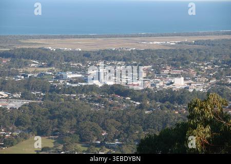 Coffs Harbour, NSW, Australia. 17 aprile 2026. Vista dal molo Forest Sky su Sealy Lookout Drive a Korora, affacciato sul porto di Coffs e Coff Foto Stock