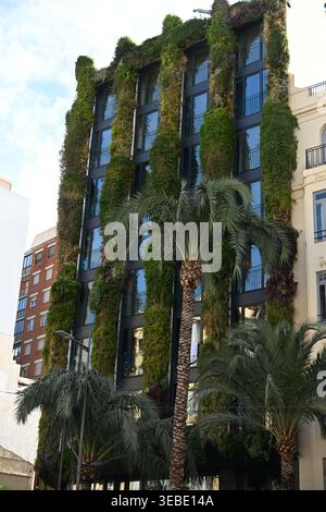 Edificio moderno completamente coperto da Giardino verticale Foto Stock
