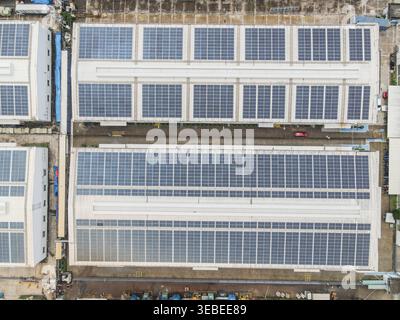 Vista aerea degli array di pannelli solari installati sui tetti degli edifici industriali di An Phuoc, Dong Nai, Vietnam. Foto Stock