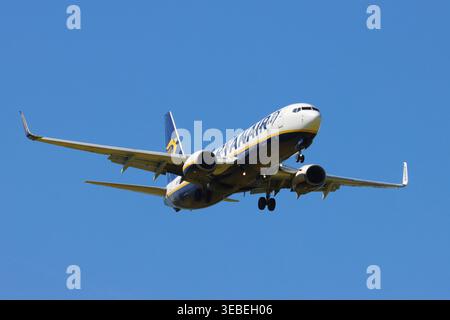 Ryanair, Boeing 737, in avvicinamento finale all'aeroporto di Londra Stansted, Essex, Regno Unito il 24 aprile 2026 Foto Stock
