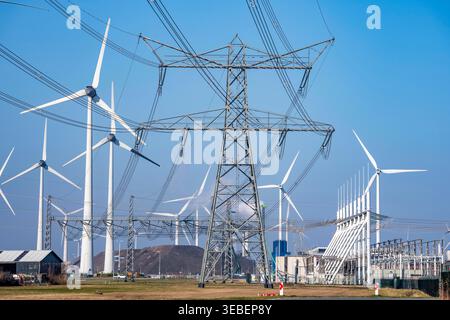 Il parco eolico e la centrale elettrica a carbone di Eemshaven, sulla destra, la centrale elettrica di Eemshaven, gestita dalla RWE Generation, una delle tre maggiori specie di po Foto Stock