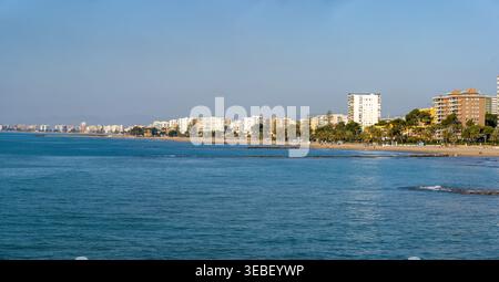 Panorama sulla spiaggia di Benicasim sulla costa mediterranea a Valencia, Spagna, al Sunny Day Foto Stock