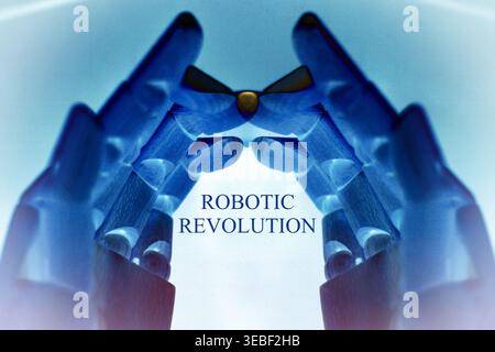 Primo piano di una mano robotica con il testo "rivoluzione robotica", che rappresenta l'ascesa dell'automazione, dell'intelligenza artificiale e della robotica avanzata. Fu Foto Stock