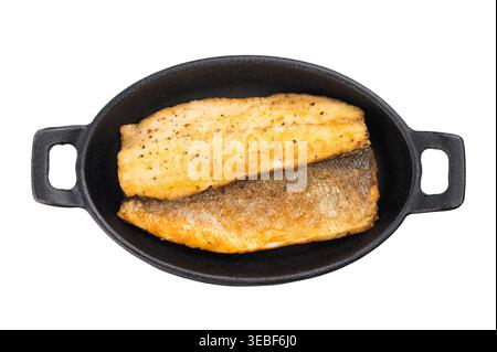 Filetto di spigola europeo fritto con pelle dorata croccante isolata su sfondo bianco, branzino cotto a base di pesce pronto da mangiare, sana cena mediterranea Foto Stock
