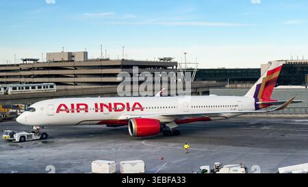 New York City, New York, Stati Uniti d'America - 24 gennaio 2026: Airbus A350 aereo passeggeri (registrazione VT-JRH) operato da Air India che respinge il terminal Foto Stock