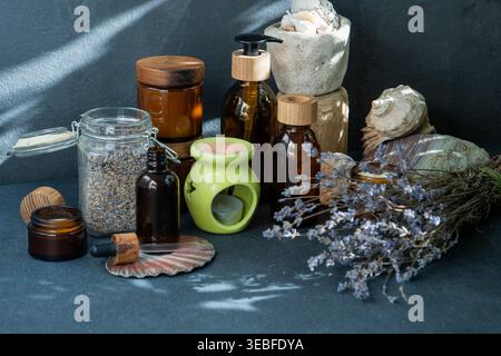 Candele profumate e vasi con olio essenziale. Lavanda secca. Aromaterapia. Lampada a candela per aroma Foto Stock