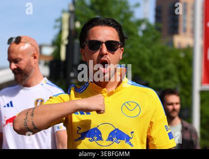 Wembley Stadium, Londra, Regno Unito. 26 aprile 2026. Fa Cup Football, Chelsea contro Leeds United; tifoso del Leeds United in arrivo allo stadio di Wembley credito: Action Plus Sports/Alamy Live News Foto Stock