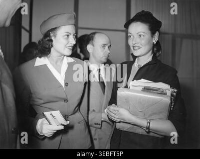 GENE TIERNEY dopo essere sbarcato dallo strato-Clipper della Pan American World Airways a Parigi nel settembre 1951 ha fotografato con la pubblicità della hostess per la Pan American World Airways Foto Stock