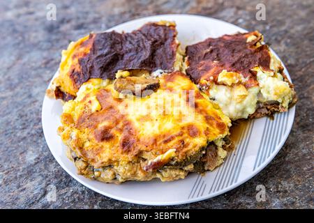 Moussaka musaka piatto tradizionale greco a base di melanzane, zucchine patate e carne di manzo, uova macro primo piano dall'isola di Ikaria, Grecia Foto Stock