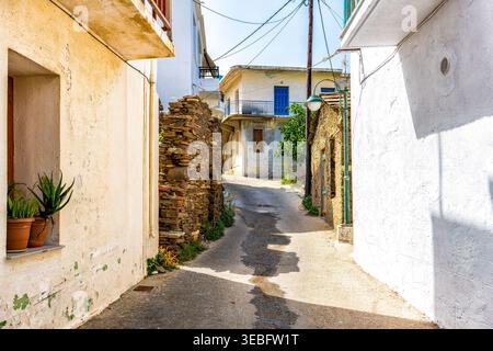Karavostamo, in Grecia, piccolo villaggio greco di pescatori, con un edificio residenziale realizzato in tradizionale architettura in muratura in pietra in estate Foto Stock