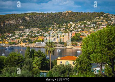 Splendida vista dall'hotel con barche a vela e yacht ormeggiati nella baia di Villefranche sur Mer tra Monaco e Nizza, Provenza, Costa Azzurra, Foto Stock