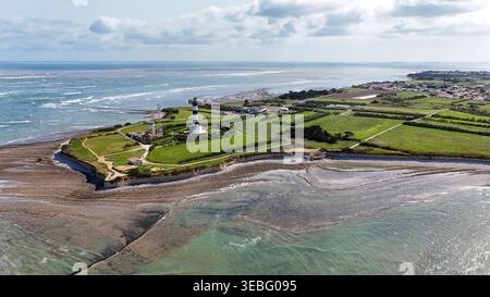 Default'Vista aerea del faro e dei giardini di Chassiron, Oleron Island, Francia. Fotografia con i droni." Foto Stock