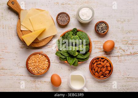Prodotti ricchi di calcio su sfondo scuro. Cibo sano. Vista dall'alto Foto Stock