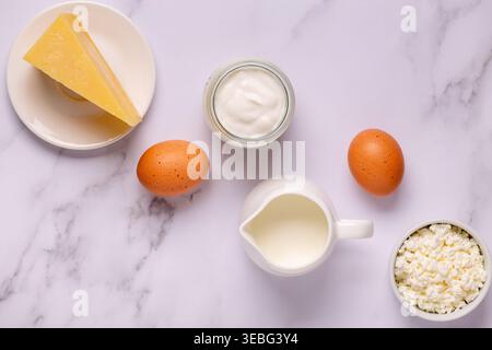 Set di vari prodotti caseari freschi, vista dall'alto. Foto Stock