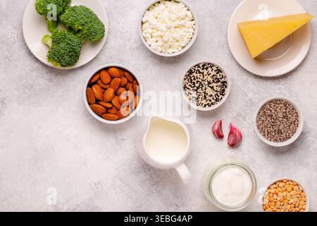 Prodotti ricchi di calcio su sfondo scuro. Cibo sano. Vista dall'alto Foto Stock