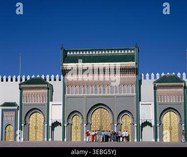 Marocco. FES. Palazzo reale. Dar El Makhzen. Cancelli d'ingresso principali. Foto Stock