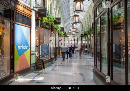 La Royal Arcade copriva il corridoio dello shopping nel centro di Norwich, Norfolk, Inghilterra, nel 1899 Foto Stock
