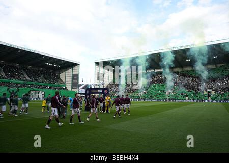 Edimburgo, Scozia. 26 aprile 2026; Easter Road, Edimburgo, Scozia: Scottish Premiership Football, Hibernian vs Heart of Midlothian; i giocatori escono in campo all'inizio della partita crediti: Action Plus Sports Images/Alamy Live News Foto Stock