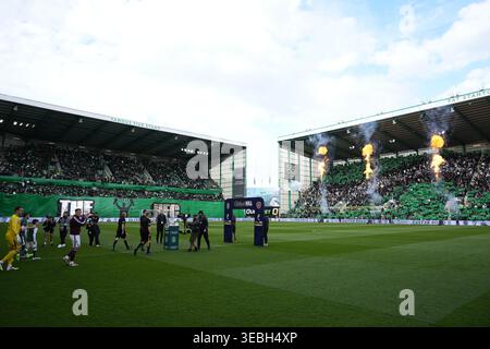 Edimburgo, Scozia. 26 aprile 2026; Easter Road, Edimburgo, Scozia: Scottish Premiership Football, Hibernian vs Heart of Midlothian; i giocatori escono in campo all'inizio della partita crediti: Action Plus Sports Images/Alamy Live News Foto Stock