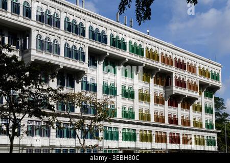 Le finestre color arcobaleno della stazione di polizia di Old Hill Street, un edificio storico nel centro di Singapore. Questa ex stazione di polizia, costruita nel 1934 Foto Stock
