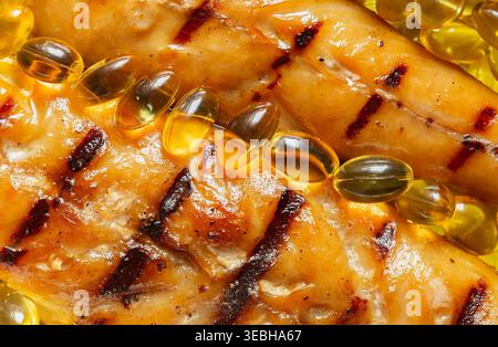 Filetti di sgombro affumicati con capsule di olio di fegato di merluzzo. Concetto di dieta sana Omega 3 Foto Stock