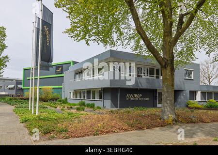 Veenendaal, Paesi Bassi, 15 aprile 2026. L'esterno dell'edificio per uffici Fleurop Interflora Nederland presenta un'architettura moderna, bandiere e terreni Foto Stock