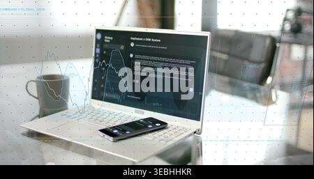 Visualizzazione di un laptop in argento aperto in un moderno ufficio domestico, con dashboard CRM con smartphone e tazza Foto Stock