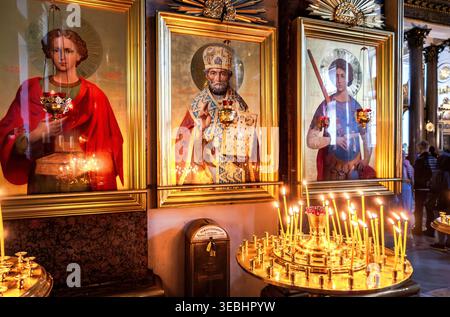 San Pietroburgo, Russia - 13 settembre 2025: Icone ortodosse all'interno della cattedrale di Kazan a San Pietroburgo, Russia Foto Stock