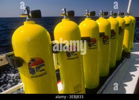 Vasche da immersione su una barca. Mar Rosso. Egitto, Nord Africa Foto Stock