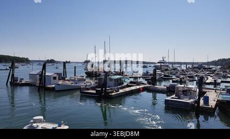 Le barche attraccavano pacificamente sul fiume Harraseeket sotto un cielo blu chiaro. Foto Stock