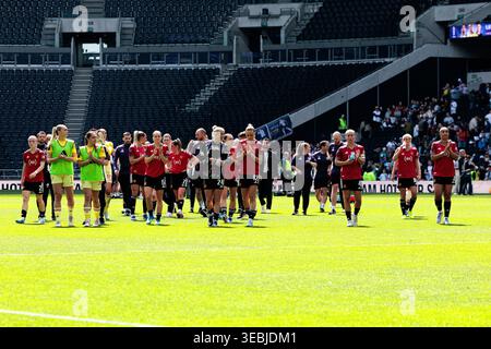 Londra, Inghilterra. 26 aprile 2026. I giocatori del Manchester United ringraziano i tifosi dopo la partita Tottenham Hotspurs vs. Manchester United Barclays Womens Super League il 26 aprile 2026 a Londra, Inghilterra. Crediti: Jordan Chapman per Jordan Taylor C Photography/Alamy Live News Foto Stock