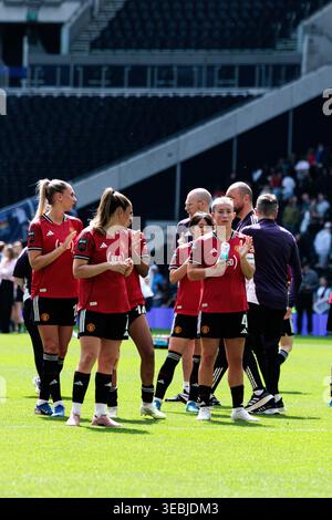 Londra, Inghilterra. 26 aprile 2026. I giocatori del Manchester United ringraziano i tifosi dopo la partita Tottenham Hotspurs vs. Manchester United Barclays Womens Super League il 26 aprile 2026 a Londra, Inghilterra. Crediti: Jordan Chapman per Jordan Taylor C Photography/Alamy Live News Foto Stock