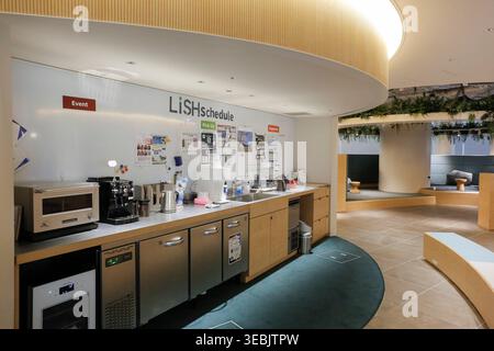 Tokyo, Giappone. 26 aprile 2026. L'interno di uno spazio di lavoro nella Takanawa Gateway City, un sito sperimentale che riunisce affari, cultura, tecnologia e natura a Tokyo. Con una popolazione di 33 milioni di abitanti, Tokyo incorpora vari servizi digitali nella sua infrastruttura urbana. La città è caratterizzata da molteplici luoghi in cui convivono moderni sviluppi tecnologici ed elementi tradizionali. (Credit Image: © Rodrigo Reyes Marin/ZUMA Press Wire) SOLO PER USO EDITORIALE! Non per USO commerciale! Foto Stock