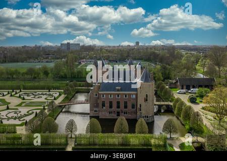 Castello di Assumburg facciata posteriore all'angolo Torri Moat Aerial Heemskerk Paesi Bassi, giardino del castello medievale olandese Foto Stock