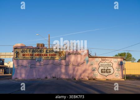 La facciata storica in stucco rosa del Joe and Aggies Cafe con un grande murale della Route 66 dell'Arizona a Holbrook, Arizona. Foto Stock