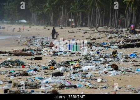 Grandi quantità di rifiuti di plastica su una spiaggia. Inquinamento plastico, rifiuti marini lavati su una spiaggia nel sud-est asiatico Foto Stock
