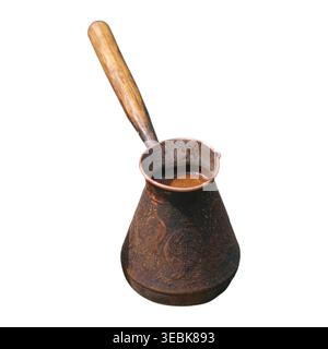 Cezve di rame con caffè turco isolato su sfondo bianco. Tradizionale pentola in metallo per la preparazione di bevande calde aromatiche. Utensili da cucina per bevande Foto Stock