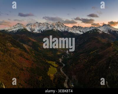 Slovacchia - Vista aerea delle cime degli alti Tatra nel parco nazionale all'alba, con colorate foglie autunnali, nebbia e colorato dorato e. Foto Stock