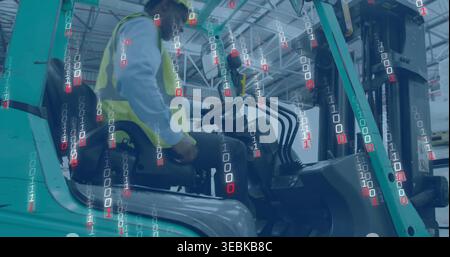 Guida carrello elevatore a forche operatore sterzo carrello elevatore a forche in magazzino, indossando giubbotti ad alta visibilità, con visualizzazione binaria Foto Stock