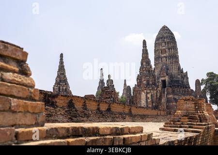 Le antiche rovine del tempio buddista presentano impressionanti stupa in pietra e strutture in mattoni intemprati che creano un'atmosfera serena e tranquilla sotto il chiaro e luminoso sk Foto Stock