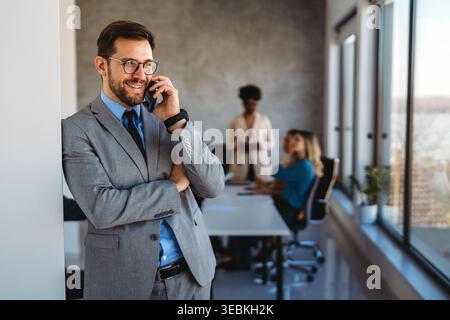 Ritratto di un team aziendale multiculturale di successo che lavora nell'ufficio aziendale aziendale Foto Stock