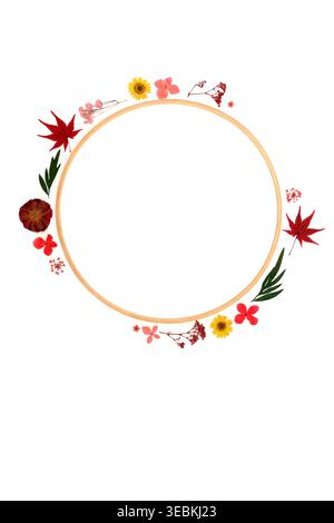 Decorazione astratta con foglie di fiori secchi, ghirlande, su sfondo bianco, telaio in legno. Design decorativo minimale per biglietti d'auguri, logo, Foto Stock