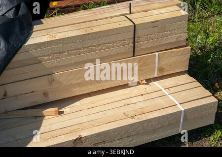 Travi e tavole in legno in cantiere, legname impilato Foto Stock