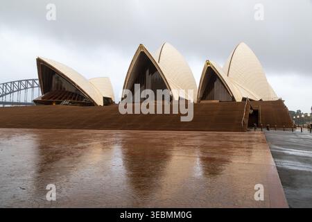 La mattina presto presso l'iconica Sydney Opera House, situata a Bennelong Point a Sydney, Australia. Foto Stock