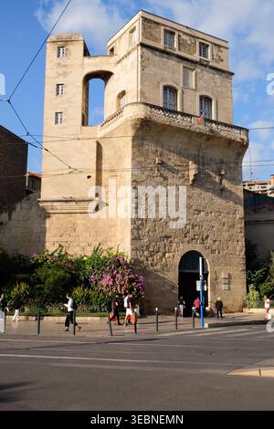 Persone che camminano vicino alla torre storica Tour de la Babote e all'ex osservatorio astronomico nel centro della città di Montpellier, in Francia. Foto Stock