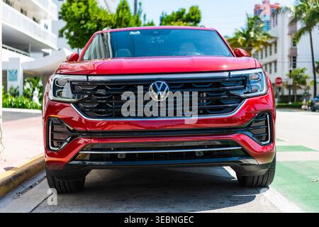 Miami, Florida, Stati Uniti - 13 maggio 2025: Auto SUV crossover Volkswagen Atlas o Atlas Cross Sport 2024. Auto crossover di lusso Volkswagen Atlas. Auto Foto Stock