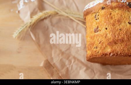 Torta pasquale tradizionale con uvetta e zucchero su fondo rustico in legno Foto Stock