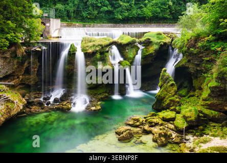 Cascate verdi da una diga chiamata Traunfall in Austria Foto Stock
