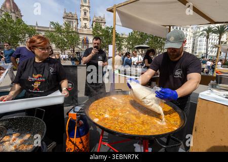 Lo chef prepara la tradizionale paella spagnola con torreznos in paella gigante al festival di strada, alla cultura culinaria spagnola e all'evento di cucina all'aperto docume Foto Stock