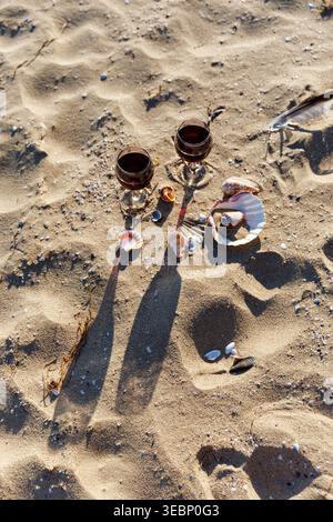 L'Overhead Beach Flat è decorato con bicchieri da vino e tessuti Seashells Foto Stock